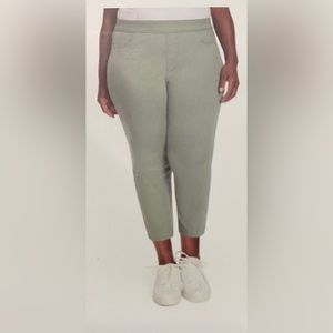NWT Gloria Vanderbilt Crop Length Mid-Rise Pants. (Green)